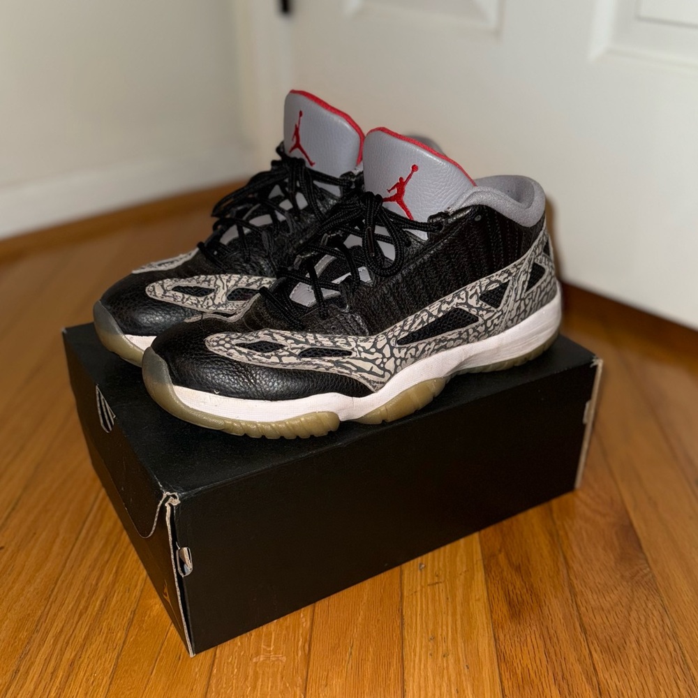 Jordan 11 Retro Low IE - Black Cement